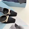 Pantofole con tacco sottile da donna a testa quadrata con nodo a fiocco di design Pantofole con sandali Baotou in seta nera da 6 cm europee e americane