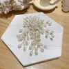 Pins Broches MENGJIQIAO Novo Coreano Exagerado Elegante Pérola Flor Broche Pin Badge para Mulheres Meninas Moda Roupas Decoração Jóias PresentesL231120