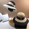 Chapeau de plage rétro Hepburn, chapeau de paille à grand avant-toit, couleur d'été assortie, chapeau de soleil pour femmes