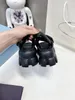 Hochwertige Sommer-Schwarz-Stoff-Maultiere Sandalen Luxe-Slip-On-Strand-Plateau-Sandalen Schuhe aus Leder mit offener Spitze beiläufige Wohnungen für Frauen Luxus-Designer-Fabrikschuhe