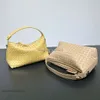 バッグは1つのBeneta Classic Wallace Bottegaas Small Pack 2023 New Purse Lunch Box Leather Pillow Lady Crossbody Bag Handbag GFDW