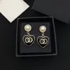 Pearl Heart Dangle Earrings Designer for Woman French Luxury Brand C Letter Comellia Drop Earrings 고품질 웨딩 선물