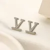 Pendientes de regalo de estilo mini simple Nuevos pendientes de tuerca con letras de diseñador con el logotipo correcto Boutique de Navidad nuevos pendientes de joyería para mujer con caja