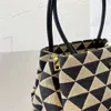 여성을위한 패션 디자이너 어깨 가방 빈티지 럭셔리 핸드백 패브릭 가방 삼각형 패턴 새로운 Hobos 패션 겨드랑이 가방 크기 28*13cm
