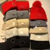 Unisex designer beanie scarf handske set triangel etikett stickade kepsar skid halsdukar maskhandskar vinter utomhus modeuppsättningar