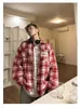 Camisas casuales para hombres Camisa de manga larga a cuadros rojos para hombres y mujeres Hiphop Tendencia suelta Abrigo versátil Diseño de retazos Top de sentido de gama alta