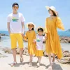 Tenues assorties pour la famille Été Plage Papa Fils T-shirt Shorts Vacances en famille Tenues de couple Bord de mer Tenues assorties pour la famille Maman Fille Robes Coréen 230421