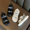 Hochwertige Kinder Sandalen Baby Jungen Mädchen Sommer Strand Rutschen Kleinkind Kinder Slip-On Schaumstoff Hausschuhe Leichte Schuhe