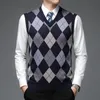 Herrtröjor Fashion Designer Märke Argyle Pullover Diamond Sweater V Neck Knit Vest Men 6% ull ärmlös autum casual män kläder 231120