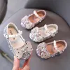 Sandaler Spring Autumn Baby Girls Princess Shoes Soft Lumre Summer Toddler Beach Shoes Cute Flower Flats Shoes Pink Silver 230421