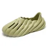 Sandaler sommar Nya hålskor Herrmode andas Sandaler utomhuskläder som inte slipar trendstrendstrandglas Designer Flip Flops 230417