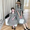 Familie matching outfits moeder en dochter bijpassende plaid jurk roze zomer moeder babymeisje dezelfde korte mouw schattige jurk Koreaanse stijl vrouwen kleding 230421