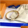 Brazalete de estilo pulseras mujeres diseñador carta joyería imitación cuero 18k chapado en oro acero inoxidable pulsera para mujer regalos de boda ACC DHWB2