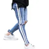 Heren blauwe gescheurde gaten jeans zijkant gestreepte skinny rechte slanke elastische denim fit jeans herenmode lange broek jeans