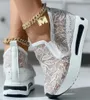 Klänningskor Kvinnors sneakers Floral Brodery Mesh Sneakers for Women glider på avslappnad Comfy Heeled Shoes Woman 231121