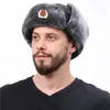 トラッパーの帽子暖かいソビエトバッジレイフェンメンズロシア軍ウシュンカ爆撃機屋外帽子プラスベルベット厚いキャップフェイクウサギファーイヤーフラップ231121