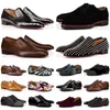Sapatos de vestido sapatos masculinos Triple Black Black Suede Patent Leather Rivets deslize em loafer Luxury Poene Men Sapato de casamento para festa de negócios 38-47