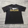 Roupas de moda de grife camisetas tshirts rhude American High Street Letipo angustiado Carta impressão Casal casal solto de manga curta tops