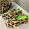 Tofflor klädskor kvinnor rund tå leopard mules päls päls blandade färger tofflor vinterplattform pumpar kil hög häl slip på skor j231121