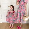 Familj som matchar kläder Sommarmor och dotter Matchande smockklänning Mamma Baby Girls Samma smockade klänningar med blommiga tryck Women Boutique FROCK 230421