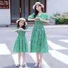 家族を一致する服装家庭服サマーマザーキッズシフォンフローラルドレスママと娘マッチする服の女の子ビーチドレス女女服230421