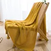 Одеяло в скандинавском стиле для дивана, короткое вязаное с кисточками, однотонное, вафельное, с прессованным цветком 231120