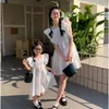 Família combinando roupas mamãe e menina combinando vestido branco vestido branco e filha algodão com manga de manga vestidos femininos roupas de vestido 230421