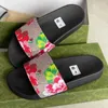 Designer Slides Herr Flip Flops Randiga redskap Bottom Sandaler Högkvalitativa halkfria Tofflor Herr Dam Mode Strandskor Storlek 5-11 NO301