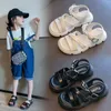 Sandálias sandálias infantis verão garotas confortáveis ​​abertas metal metal simples estilo coreano Kids moda sapatos de praia fofos versátil 230421