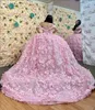 2024 Söt rosa lyxiga prinsessan Quinceanera klänningar 3d blommig applikation av axelkorsetten Vestidos de 15 anos