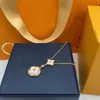 2023 Mode Ny v White Mother Shell Pendant Christmas Gift Four Leaf Flower Women's High Quality Gold Designer Halsbandsmycken