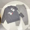 2023 Nova moda roupas esportivas moda infantil meninos meninas conjunto de roupas primavera e outono roupas esportivas crianças estudantes hip hop roupas de rua lã crianças z72