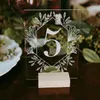 Decoração de festa personalizada clara acrílica de casamento números com titulares sinalização de caligrafia stand rustic wood number stand