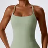 Yoga-Outfit-Sport-BH-Weste Frau trägt und läuft Fitness-Top