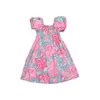 Familj som matchar kläder Sommarmor och dotter Matchande smockklänning Mamma Baby Girls Samma smockade klänningar med blommiga tryck Women Boutique FROCK 230421