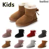 Enfants Demi-bottes Botte de neige Designer Chaussures pour enfants hiver Classique Mini botte Botton bébé garçons filles Bottines enfant fourrure Daim 22-35 Vente chaude préférée