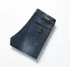 Moda Jeans uomo autunno nuova vestibilità slim Lavato dritto Etichetta in pelle metallica elastica piedini tendenza Stazione europea Pantaloni skinny Jeans all'ingrosso Taglia 29-40