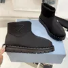 Hiver Nouveau Talon Plat Bottes Designer Classique En Métal Triangle Signe Célèbre Marque Femmes Bottes De Neige Bout Rond Semelle Épaisse Augmenter Non Glisse À Manches Courtes Dames Botte