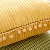 枕ソリッドカラースーパーソフトスローコーンカーネルのような枕カバーのコーデュロイカバーホームリビングルームソファ装飾タッセルボール45cm