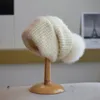 Stingy Brim Chapéus 2023 Outono Inverno Solto Chapéu De Malha Feminino Pompom De Pele Ao Ar Livre Gorros Quentes Pilha Proteção De Orelha De Lã 231121