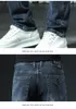 Moda kot erkekler sonbahar yeni ince fit yıkanmış düz metal deri etiket elastik küçük ayaklar trend Avrupa pantolon toptan kot 29-40
