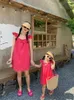Familjmatchande kläder sommarnät Kändisförälder-barn klänning hallonpulver drake fruktfärg mor och dotter liten flygningsärm pläd kjol 230421