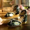 Chińskie buty dla kobiet 2023 Nowy vintage haftowane Mary Jane Sandals Women Green Falbala Noble Elegant High Heels Buty damskie