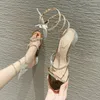 Sandálias 2023 verão mulheres moda luxo clube quadrado toe strass cobra cinta lantejoulas pano de salto alto sapatos de festa