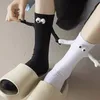 Chaussettes Bonneterie Alobee Harajuku Couple Coton Chaussette 2 Paires Main D'aspiration Magnétique En Noir Blanc Unisexe Tenant La Main Longue 231120