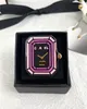 Diseño de reloj de resina rosa Broche de acrílico Broches de letras Chapado en oro de 18 quilates Incrustaciones de cristal Joyas de diamantes de imitación Encanto Perla Pin Casarse Fiesta de Navidad Regalos de pareja