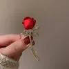 Pins Broches Nouveau rouge Rose fleur vintage broches broche pour femmes alliage strass fleur fête mariage Banquet broche broche saint valentin cadeau Z0421