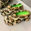 Tofflor klädskor kvinnor rund tå leopard mules päls päls blandade färger tofflor vinterplattform pumpar kil hög häl slip på skor j231121