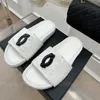 Sandalias de piel de oveja de canal para mujer, zapatillas clásicas de resort, cuero de moda, diseñador único, sandalias huecas de tejido sexy para niña hermosa