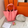 2023 Luxury Designer Bag Tote Bucket Simple Lightweight Slitesistent Handgjorda läder Vegetabiliska korgen Klassisk Lychee Handväska